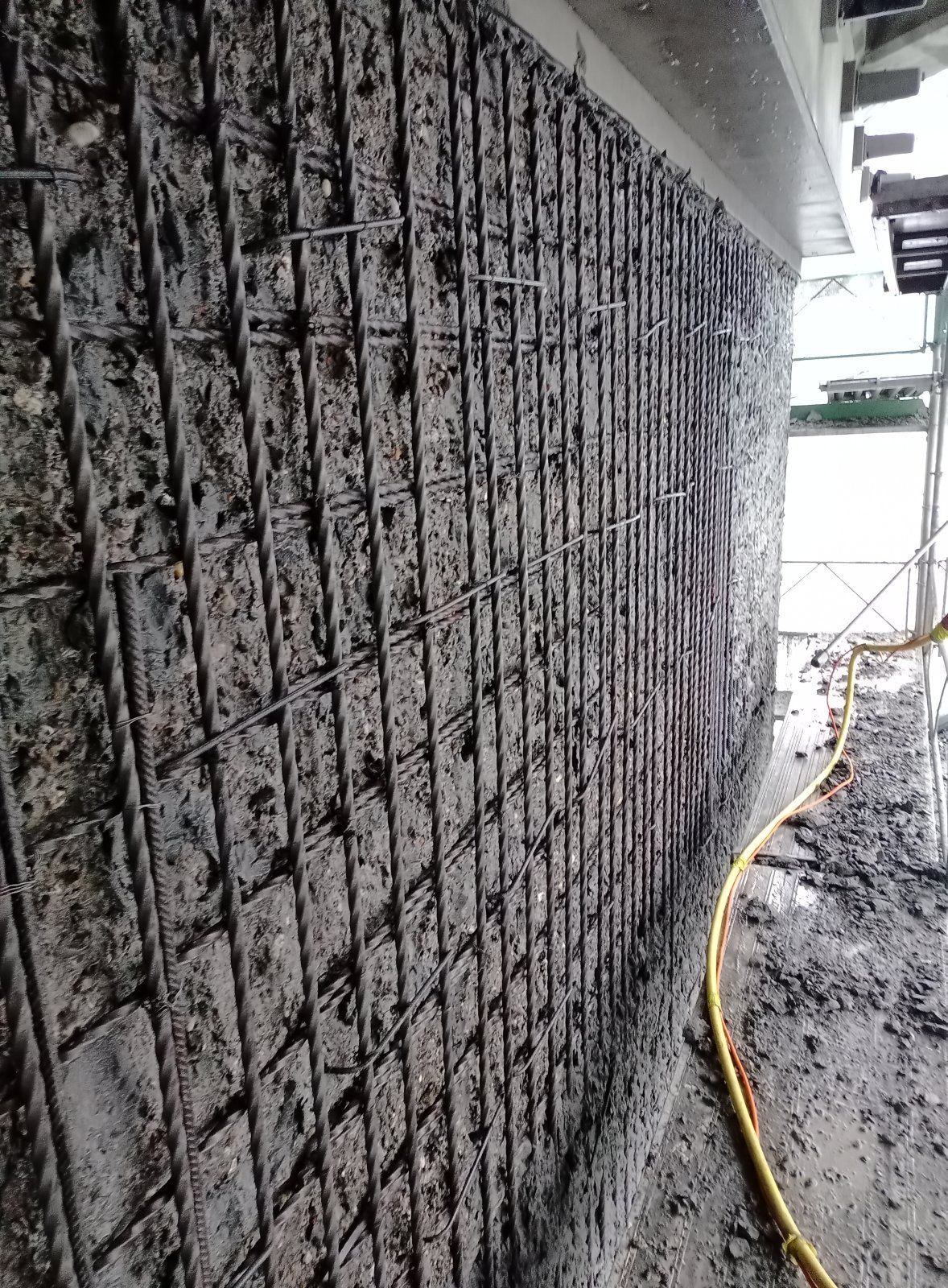 Hydrodémolition verticale sur mur béton avec précision à Lausanne